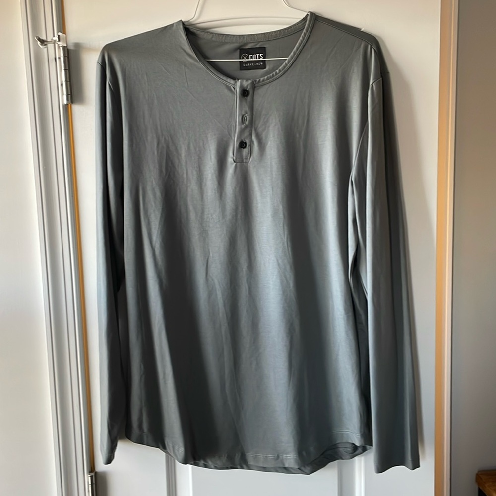 Cuts long sleeve curved hem tshirt